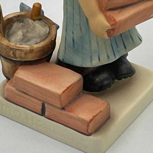 Hummel Figure The Builder #305 TMK 6 little boy carrying bricks Brick Mason - Picture 7 of 7